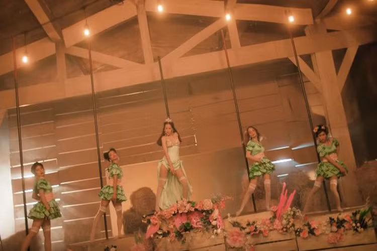 Chi Pu còn trổ tài múa cột.