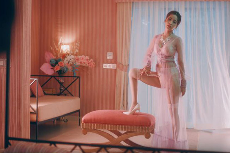 Hình ảnh Chi Pu lả lơi trong một khung hình.