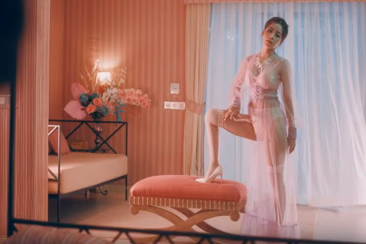 Hình ảnh Chi Pu lả lơi trong một khung hình.