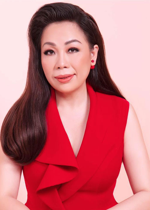 Mới đây, NTK Linh San xác nhận sẽ chấm thi chung kết Hoa hậu Trái đất 2018. Cô cũng chính là người thiết kế trang phục cho Phương Khánh đạt giải vàng ở phần thi trang phục dân tộc, trang phục dạ hội. Quen biết Phương Khánh nhưng NTK Linh San khẳng định sẽ không chấm thiên vị.