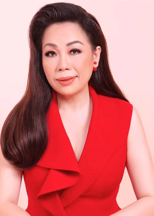 Mới đây, NTK Linh San xác nhận sẽ chấm thi chung kết Hoa hậu Trái đất 2018. Cô cũng chính là người thiết kế trang phục cho Phương Khánh đạt giải vàng ở phần thi trang phục dân tộc, trang phục dạ hội. Quen biết Phương Khánh nhưng NTK Linh San khẳng định sẽ không chấm thiên vị.