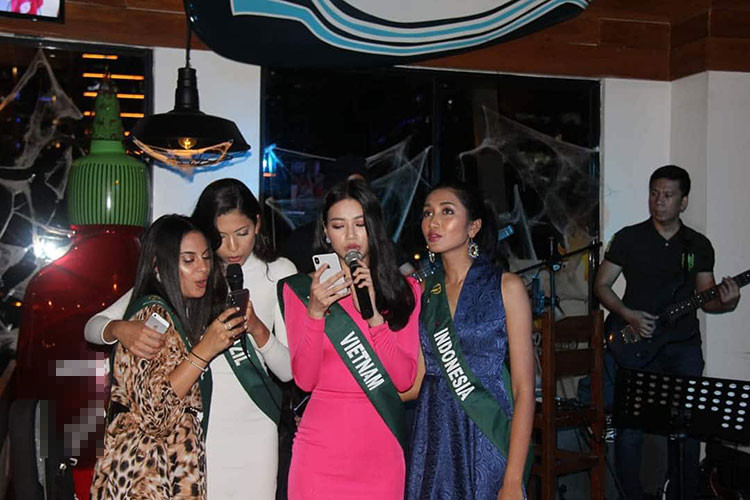 Hình ảnh đại diện Việt Nam trổ tài ca hát tại cuộc thi.