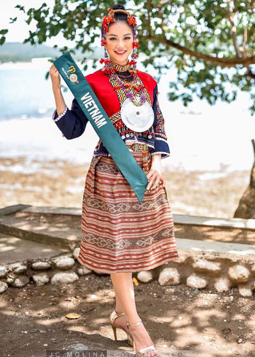 Ngoài các phần thi như trang phục áo tắm, trang phục dân tộc, trang phục dạ hội, trang phục dạo biển, thi tài năng, các thí sinh còn cạnh tranh ở phần thi Eco-Media Competition.