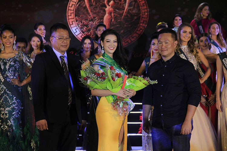 Hình ảnh Phương Khánh giành giải vàng ở phần thi trang phục dạ hội. Ở đêm thi này, đại diện Việt Nam còn 3 lần được xướng tên ở giải thưởng quan trọng đến từ nhà tài trợ.