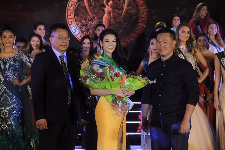 Hình ảnh Phương Khánh giành giải vàng ở phần thi trang phục dạ hội. Ở đêm thi này, đại diện Việt Nam còn 3 lần được xướng tên ở giải thưởng quan trọng đến từ nhà tài trợ.