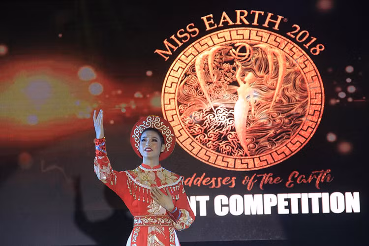 Đại diện Việt Nam năm nay không gặp trở ngại về kỹ năng tiếng Anh. Vốn là du học sinh Singapore, Phương Khánh luôn tỏ ra tự tin mỗi khi giao tiếp với các thí sinh, ban tổ chức cuộc thi.