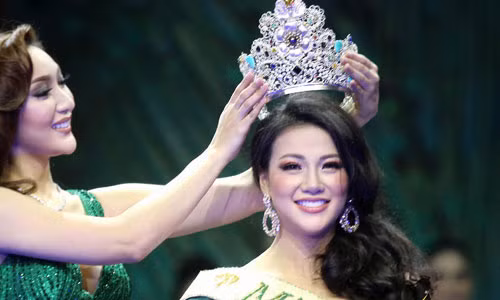 Nguyen Phuong Khanh dang quang Hoa hau Trai dat 2018