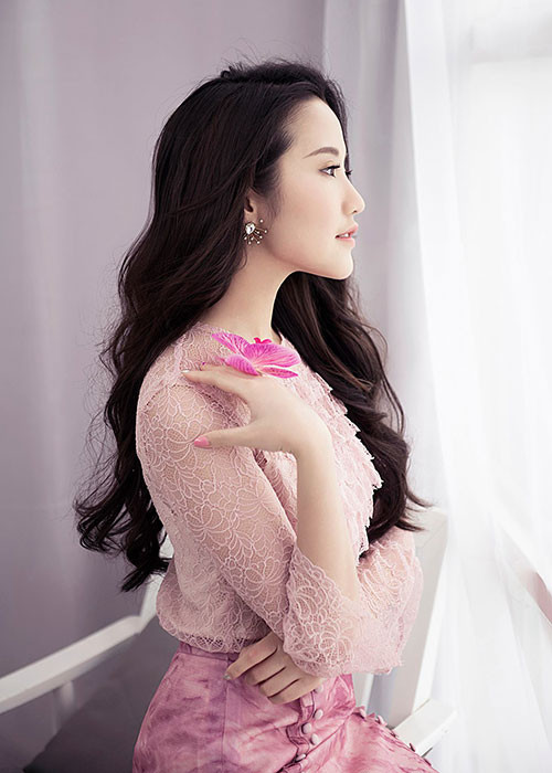 Tên tuổi của Xuân Thảo luôn gắn liền với thiếu gia Phan Thành từ khi hai người vướng nghi vấn hẹn hò.