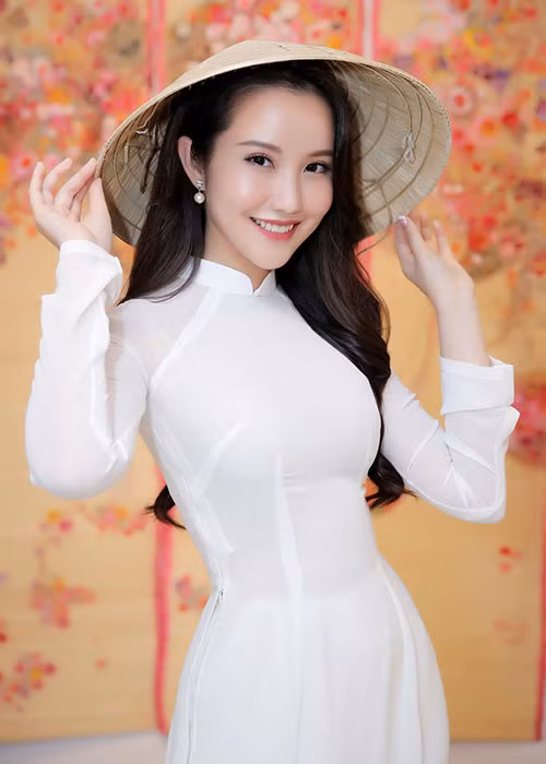 Xuân Thảo sở hữu nhan sắc xinh đẹp với gương mặt thanh thoát, nụ cười rạng rỡ cùng vóc dáng mảnh mai.