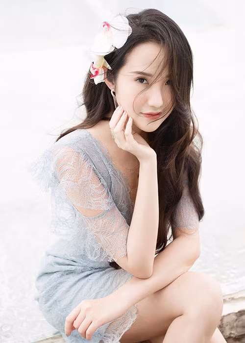 Bạn gái của Phan Thành sinh năm 1992, có học thức, giỏi giang, chơi đàn piano khá cừ.