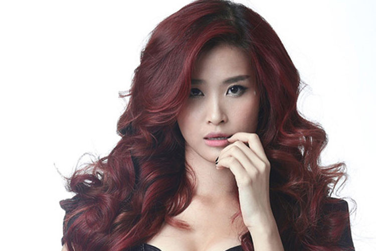 Những bộ hình thời trang của Đông Nhi dần cá tính, táo bạo hơn trong các tư thế tạo dáng.