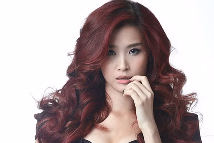 Những bộ hình thời trang của Đông Nhi dần cá tính, táo bạo hơn trong các tư thế tạo dáng.