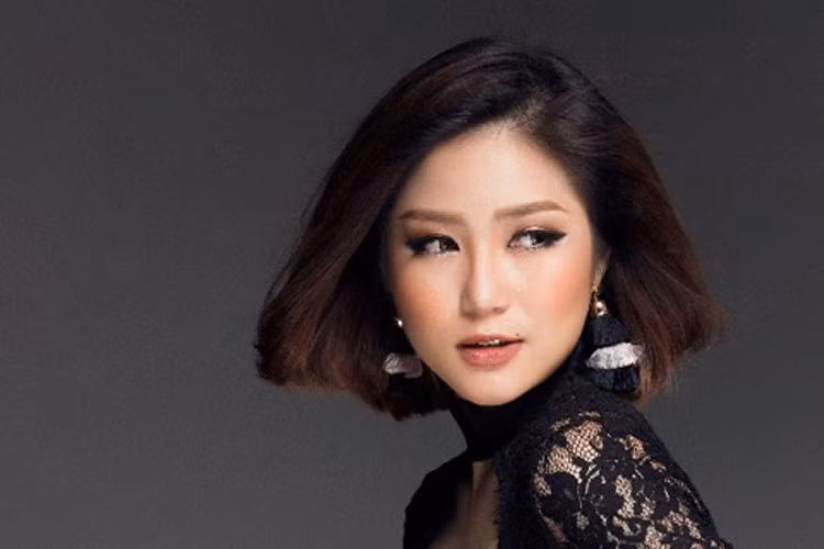 Đó chính là lý do để Hương Tràm quyết định lột xác để tạo dựng một hình ảnh hoàn toàn mới. Chỉ hơn 1 năm sau khi rời cuộc thi, Hương Tràm nhanh chóng giảm cân và thay đổi ngoại hình đáng kể.