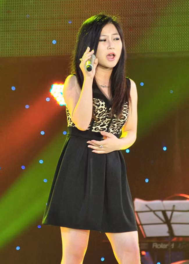 Trên sân khấu The Voice 2012, Hương Tràm được biết đến là một thí sinh có giọng hát nội lực cùng ngoại hình mũm mĩm, dễ thương, hay e thẹn, ngại ngùng.