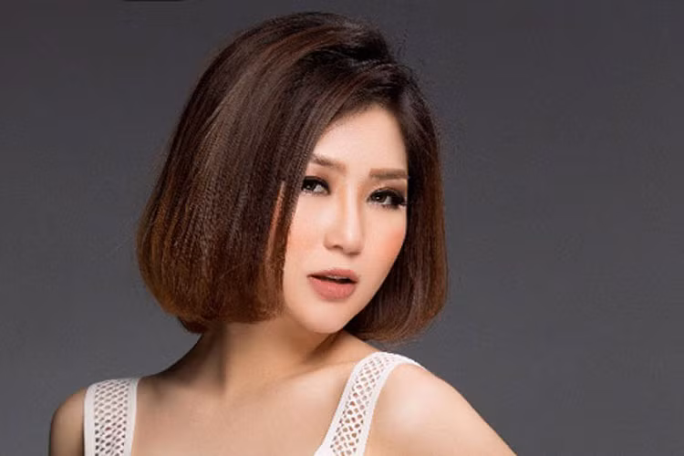 Gu thời trang của Hương Tràm cũng thay đổi đến chóng mặt, thay đổi hoàn toàn so với lúc mới vào nghề. Hiện tại, Hương Tràm tự tin xuất hiện với trang phục sexy, bắt mắt