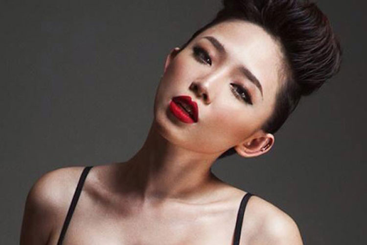 Thế nhưng, từ khi qua Mỹ du học và phát triển sự nghiệp, Tóc Tiên đã dần cho thấy sự trưởng thành về mặt hình ảnh lẫn gu thời trang, thậm chí có thể nói rằng, Tóc Tiên của hiện tại đã thay đổi 180 độ so với ngày xưa.