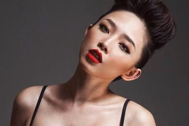 Thế nhưng, từ khi qua Mỹ du học và phát triển sự nghiệp, Tóc Tiên đã dần cho thấy sự trưởng thành về mặt hình ảnh lẫn gu thời trang, thậm chí có thể nói rằng, Tóc Tiên của hiện tại đã thay đổi 180 độ so với ngày xưa.