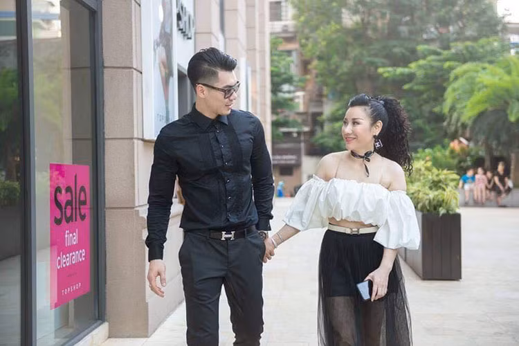 Gắn bó với nữ doanh nhân từng kết hôn và có con riêng, Trương Nam Thành đối mặt với dị nghị, điều tiếng. Tuy nhiên, anh tỏ ra không mấy quan tâm đến những lời bàn tán.