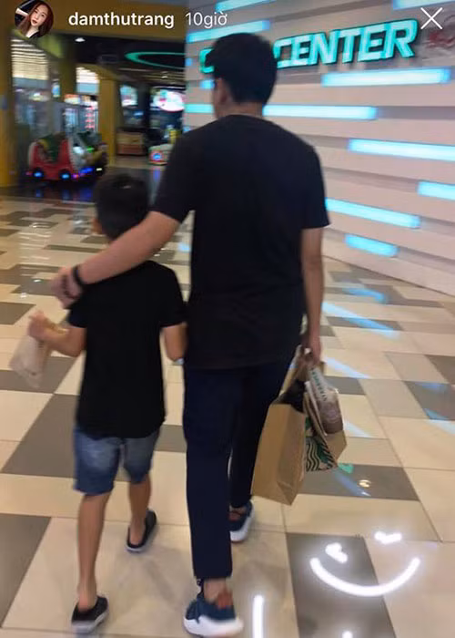 Đàm Thu Trang khoe ảnh Cường Đô la và bé Subeo nắm tay nhau kèm dòng chú thích: “Ngày của tôi”, khẳng định thêm mối quan hệ thân thiết giữa nữ ca sĩ và con trai riêng của bạn trai.
