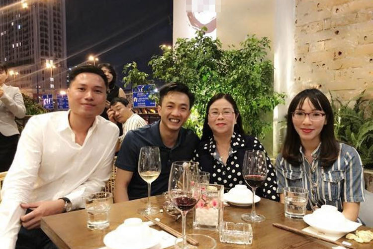 Đàm Thu Trang thân thiết với bé Subeo, Cường Đô la cũng có mối quan hệ tốt với mẹ của bạn gái (thứ hai bên phải). Tháng 6/2018, khi livestream, Cường Đô la thậm chí gọi mẹ của Đàm Thu Trang là mẹ và còn về quê để dự đám giỗ bố của bạn gái. Ảnh: Zing