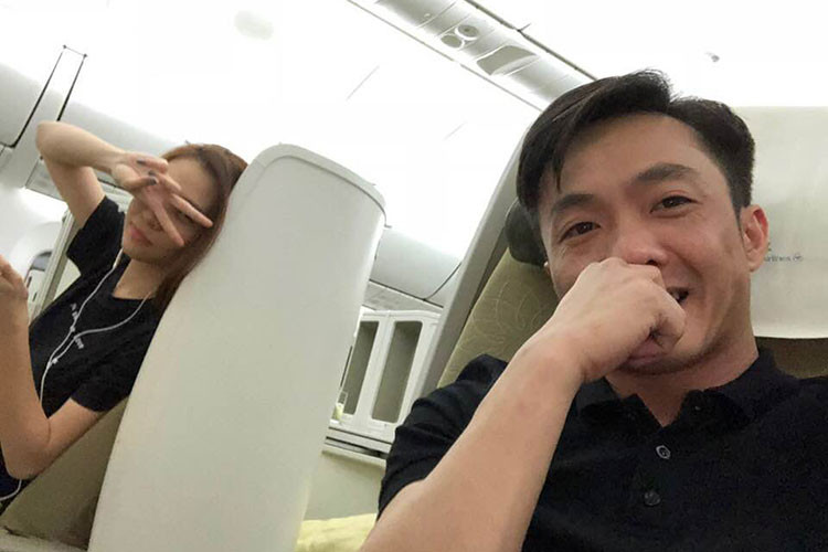 Hình ảnh Đàm Thu Trang và Cường Đô la cùng diện áo phông tông đen trong một chuyến bay.