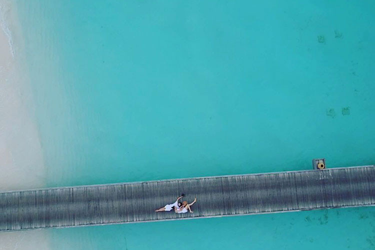 Đi du lịch Maldives, cặp đôi mặc đồ tông trắng và không quên lưu lại những khoảnh khắc bên nhau.