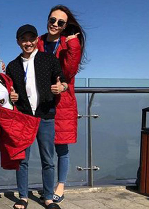 Nữ ca sĩ gốc Tày thường xuyên chọn giày dép đế thấp để trông tương xứng với bạn trai về chiều cao. Ảnh: VTC