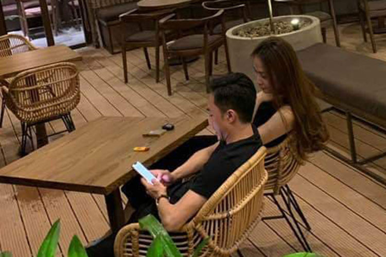 Cặp đôi nổi tiếng của showbiz Việt chọn trang phục đồng điệu, khéo léo thể hiện tình cảm bền chặt.