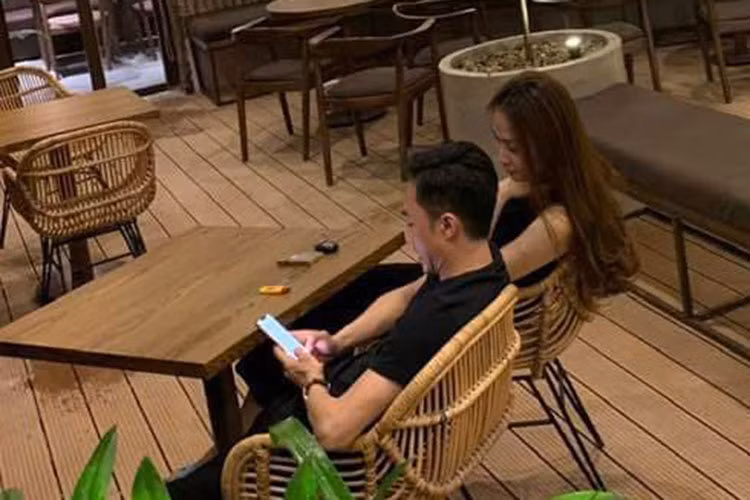 Cặp đôi nổi tiếng của showbiz Việt chọn trang phục đồng điệu, khéo léo thể hiện tình cảm bền chặt.