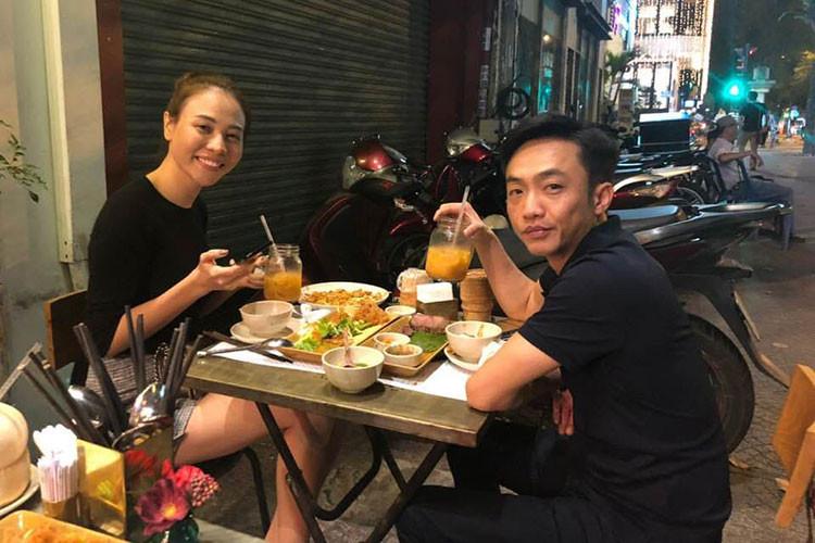 Đi ăn quán vỉa hè, Đàm Thu Trang cùng bạn trai đại gia phố núi ăn mặc giản dị.