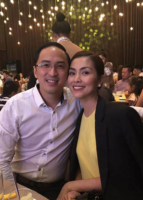 Hình ảnh Tăng Thanh Hà tình tứ bên ông xã trong một tiệc cưới.