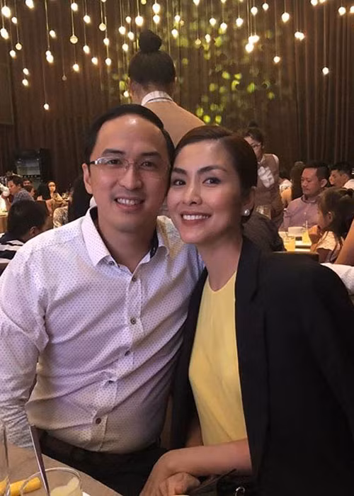 Hình ảnh Tăng Thanh Hà tình tứ bên ông xã trong một tiệc cưới.