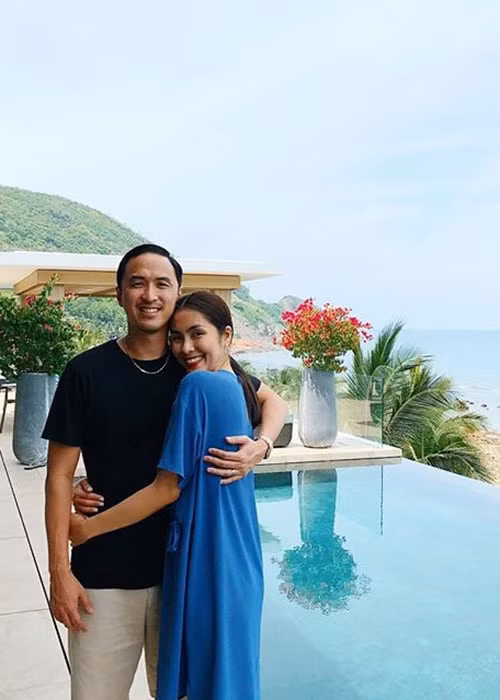 Gần như không chia sẻ về cuộc hôn nhân nhưng Louis Nguyễn vẫn đều đặn đăng ảnh vợ trên trang cá nhân.