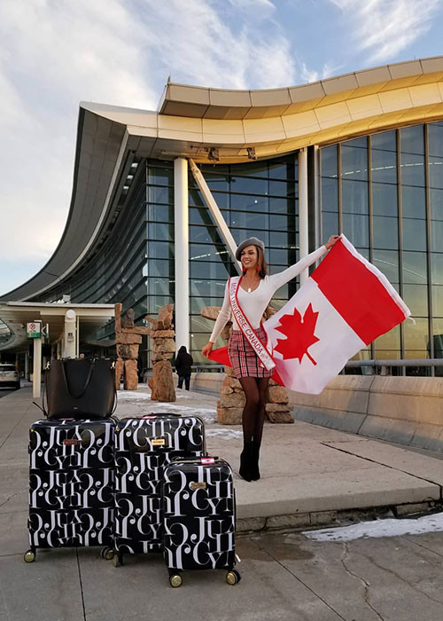 Người đẹp đến từ Canada mang theo nhiều hành lý đến cuộc thi.