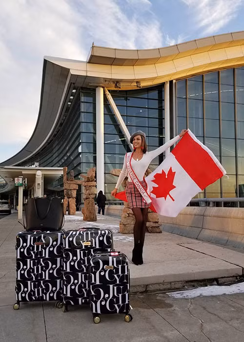 Người đẹp đến từ Canada mang theo nhiều hành lý đến cuộc thi.