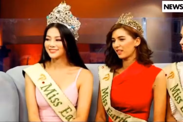 Trong vai trò khách mời, Phương Khánh luôn tự tin giao lưu bằng tiếng Anh.