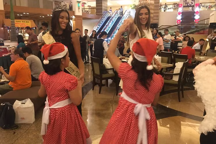 Á hậu đến từ Colombia và Mexico cũng vui vẻ tham gia hoạt động.