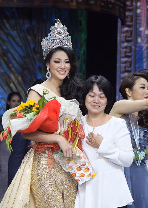 Mới đây, người đẹp đến từ Bến Tre viết tâm thư đầy xúc động dành cho mẹ. Phương Khánh bày tỏ mẹ đã dạy cô mọi thứ, luôn ủng hộ cô. Tân hoa hậu nhấn mạnh cô sẽ mãi là cô con gái bé nhỏ của mẹ và luôn rất cần mẹ. "Con hy vọng một ngày nào đó sẽ trở thành người phụ nữ thông minh, xinh đẹp, mạnh mẽ giống như mẹ. Yêu mẹ", Phương Khánh viết.