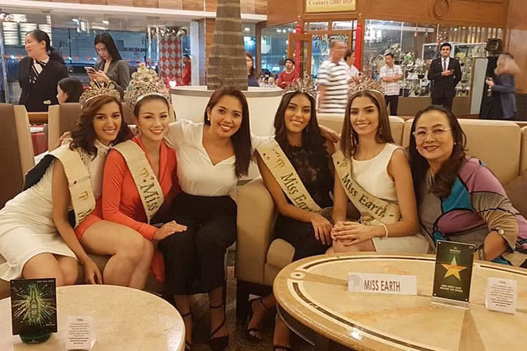 Phương Khánh và 3 á hậu ngày càng thân thiết.