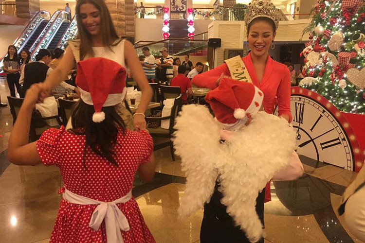 Tân hoa hậu nhảy múa cùng các em nhỏ trong lễ thắp sáng cây thông Noel.