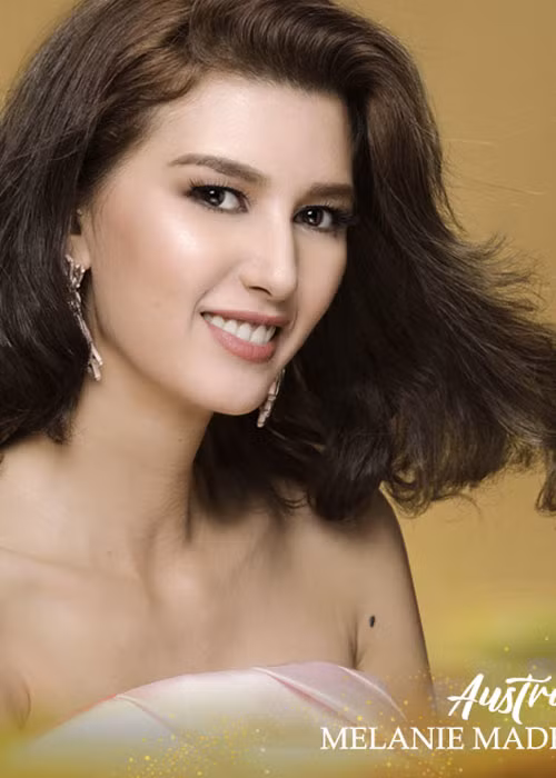 Melanie Mader giành danh hiệu Hoa hậu Không khí. Theo thông tin, đại diện Austria cao 1m74, sở hữu số đo ba vòng: 84-61-91.