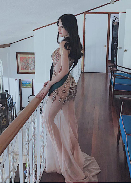 Vóc dáng gợi cảm của Phương Khánh khiến người đối diện nhìn là mê.