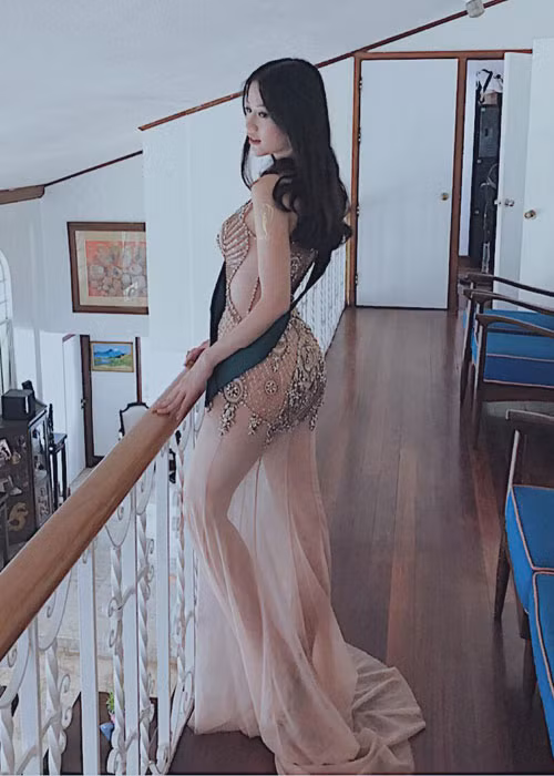 Vóc dáng gợi cảm của Phương Khánh khiến người đối diện nhìn là mê.