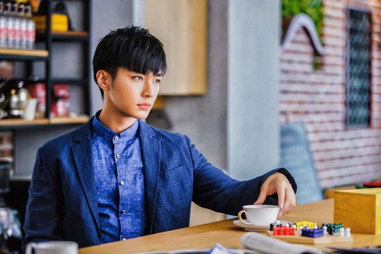 Viêm Á Luân tiết lộ anh có một người anh trai nhưng không may đã qua đời nên bố mẹ đã đặt hết kỳ vọng vào Viêm Á Luân.