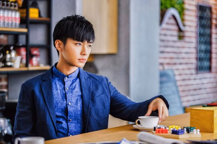 Viêm Á Luân tiết lộ anh có một người anh trai nhưng không may đã qua đời nên bố mẹ đã đặt hết kỳ vọng vào Viêm Á Luân.