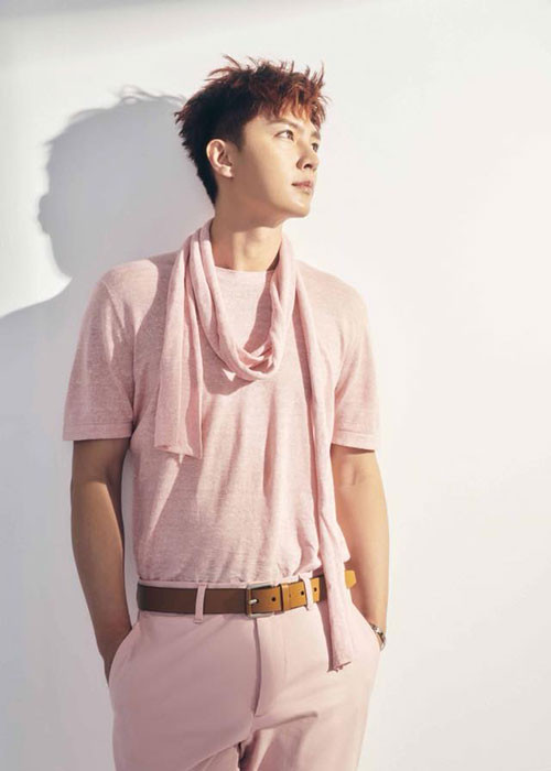 Theo tờ ETToday của Đài Loan, Viêm Á Luân cho biết từ khi anh còn nhỏ, bố mẹ của anh đã phát hiện ra những bất thường về giới tính của anh.