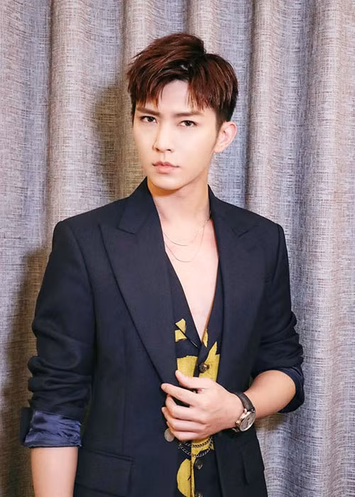 Thông tin Viêm Á Luân bị người yêu đồng tính tố "bắt cá ba tay" đang gây xôn xao làng giải trí Đài Loan.