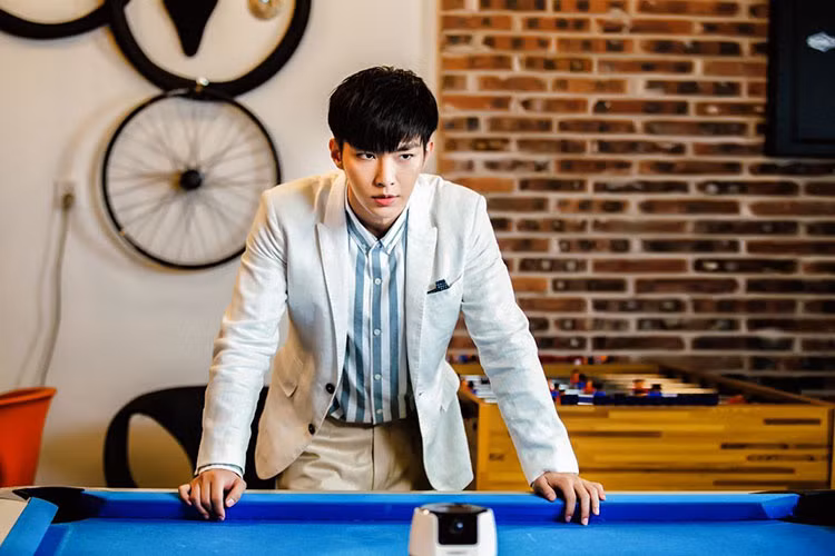 Từ khi bước chân vào làng giải trí, Viêm Á Luân chưa từng công khai hẹn hò với bất kì ai.