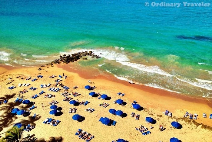 Những bãi biển tuyệt đẹp, pháo đài bên bờ biển, và Old San Juan giúp Puerto Rico trở thành điểm đến trăng mật phải chăng cho các cặp đôi mới cưới. Hai bạn có thể đi bộ trên đường phố, ghé thăm bảo tàng, quán cà phê, nhà hàng và các di tích lịch sử. Bạn đừng quên tới Museo de Arte de Puerto Rico, hoặc Nhà thờ San Juan Bautista tuyệt đẹp. Nếu bạn muốn tới nơi xa hơn, bạn hãy đi máy bay hoặc đi phà từ San Juan đến Isla de Culebra rồi lặn biển và khám phá san hô. Nơi lưu trú: Chateau Cervantes và CasaBlanca Hotel.
