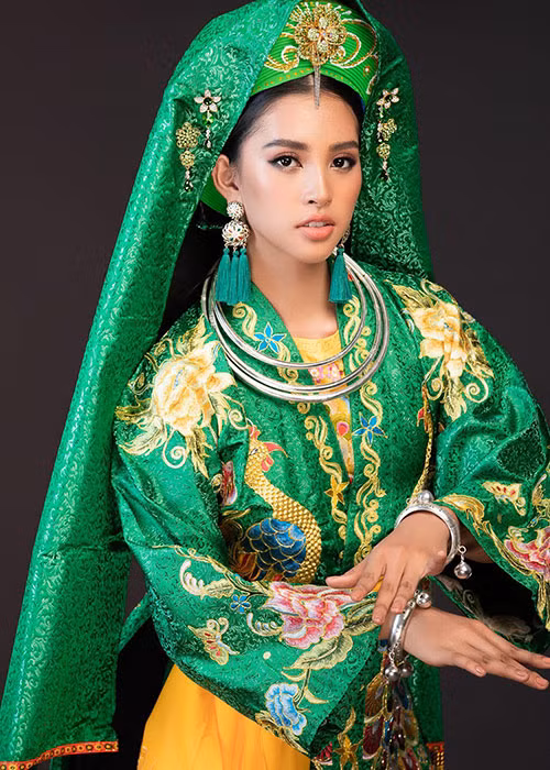 Phần thi Dances of the World tại cuộc thi Hoa hậu Thế giới không tính điểm nhưng lại rất được mong chờ. Ở phần thi này, các thí sinh sẽ thể hiện khả năng nhảy múa trong trang phục đậm màu sắc dân tộc. Năm nay, đại diện Việt Nam - Hoa hậu Trần Tiểu Vy mang đến phần thi này trang phục múa chầu văn.